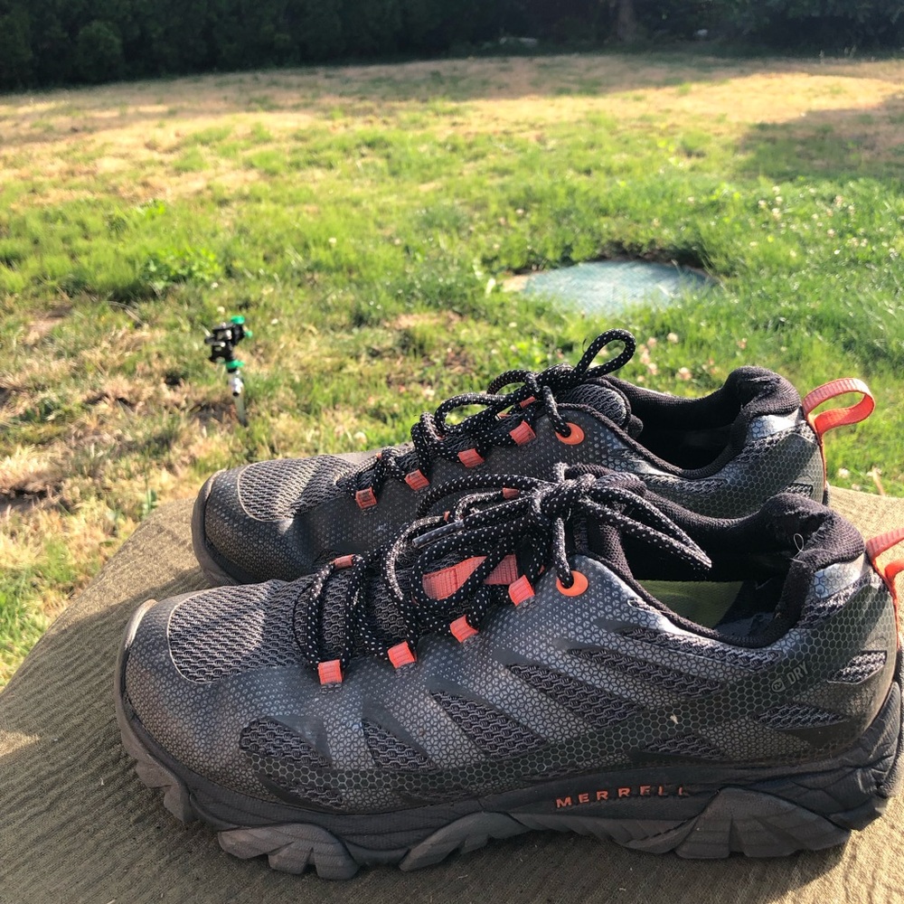 Merrell men’s Black Athletic Trail Hiking Shoes with Red-Orange Accents Size 9